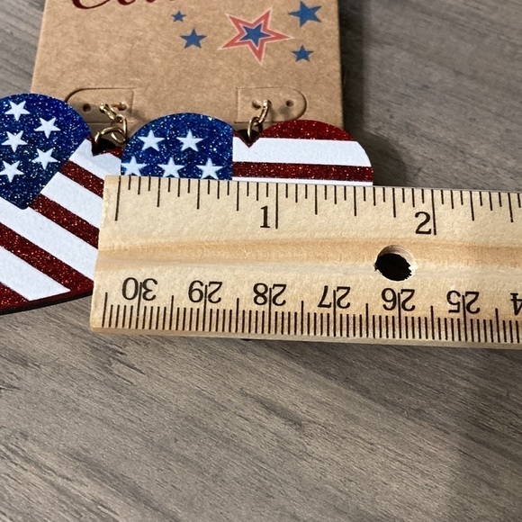AMERICAN FLAG  HEARTS DANGLE GLITTERY ACRYLIC EARRINGS - Picture 5 of 10